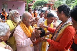 https://www.nithyananda.org/sites/default/files/photo-gallery/2011-07jul-30-nithyananda-photo-04a-nithyananda-blessing_0.JPG?1313683361