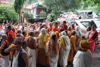 https://www.nithyananda.org/sites/default/files/photo-gallery/2011-07jul-30-nithyananda-photo-04b-nithyananda-blessing_0.JPG?1313683372