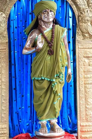 https://www.nithyananda.org/sites/default/files/photo-gallery/2011-08aug-01-nithyananda-photo-01b-nithyananda-deity-temple-bidadi.jpg__1.jpg?1313739004