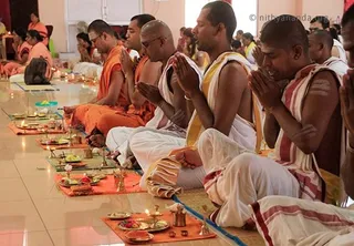 https://www.nithyananda.org/sites/default/files/photo-gallery/2011-08aug-01-nithyananda-photo-03b-paramahamsa-paduka-puja-ashramites-raja-sabha-bidadi.jpg__1.jpg?1313739122