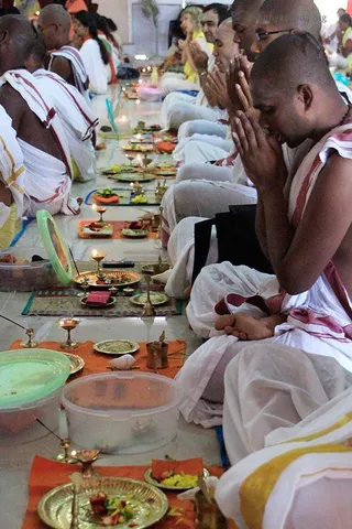 https://www.nithyananda.org/sites/default/files/photo-gallery/2011-08aug-01-nithyananda-photo-03c-paramahamsa-paduka-puja-ashramites-raja-sabha-bidadi.jpg__1.jpg?1313739131