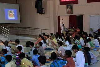 https://www.nithyananda.org/sites/default/files/photo-gallery/2011-08aug-01-nithyananda-photo-03d-paramahamsa-paduka-puja-ashramites-arati-raja-sabha-bidadi.jpg__1.jpg?1313739140