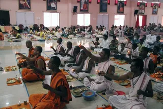 https://www.nithyananda.org/sites/default/files/photo-gallery/2011-08aug-27-nithyananda-photo-08-padha-pooja_0.jpg?1314519847