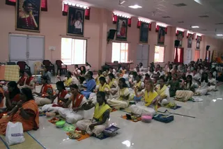 https://www.nithyananda.org/sites/default/files/photo-gallery/2011-08aug-27-nithyananda-photo-09-padha-pooja.jpg?1314519895