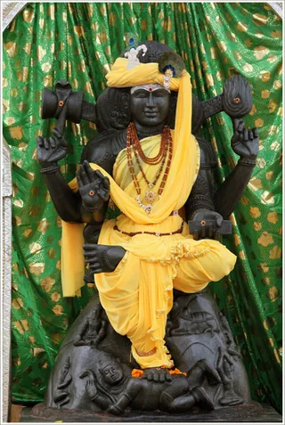 https://www.nithyananda.org/sites/default/files/photo-gallery/2011-09sep-01-nithyananda-photo-26a-Dakshinamurthy.JPG