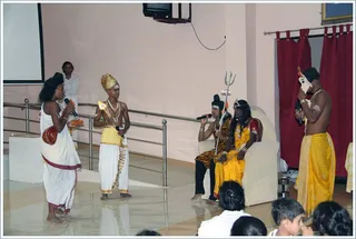 https://www.nithyananda.org/sites/default/files/photo-gallery/2011-09sep-01-nithyananda-photo-46-brahmachariesenacting.JPG