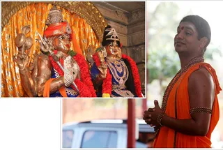 Swamiji gazes at Sri Nithyanandeshwara & Nithyanandeshwari before leaving the temple...
