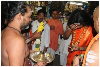 Swamiji received by the priests of the Madurai Meenakshi temple.