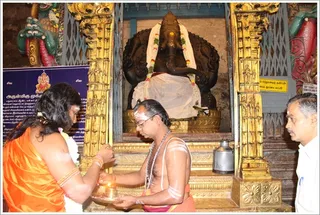 Swamiji receives arati offering at the Vijayanagar shrine in Meenakshi temple.