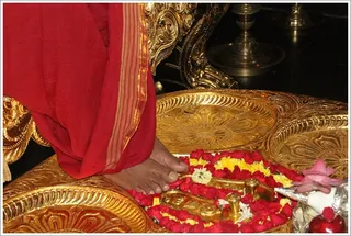 http://nithyananda.org/sites/default/files/photo-gallery/2012-01jan-22-nithyananda-photo-02%20a%20Prathyaksha%20padapuja.JPG