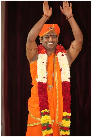 http://nithyananda.org/sites/default/files/photo-gallery/2012-01jan-22-nithyananda-photo-06%20d%20sarva%20darshan.JPG