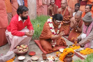 On being coronated as the Mahamandaleshwar, Swamiji Paramahamsa Nithyananda performs the traditional ceremonial Puja