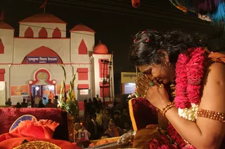 In the ultimate demonstration of humbleness and gratitude, Swamiji as a mark of respect takes HIS crown and bows down to Sri Rama Krishna as Swamiji's chariot passes Sri Rama Krishan Math's Pandal