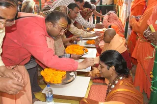 Swamiji and other Maha Mandaleshwar's being honoured in the traditional way