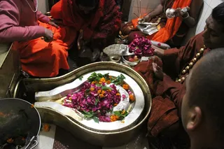 http://nithyananda.org/sites/default/files/photo-gallery/2014-01jan-22nd-nithyananda-diary_IMG_7965_haridwar-neelkant-temple-swamiji-perform-puja-abishekam-aarathi.JPG