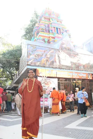 http://nithyananda.org/sites/default/files/photo-gallery/2014-01jan-22nd-nithyananda-diary_IMG_8014_haridwar-neelkant-temple-swamiji-walking-in-the-streets.JPG