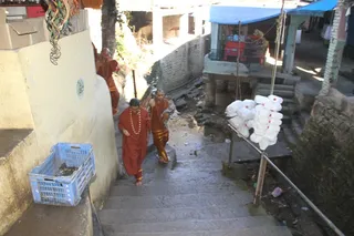 http://nithyananda.org/sites/default/files/photo-gallery/2014-01jan-22nd-nithyananda-diary_IMG_8016_haridwar-neelkant-temple-swamiji-walking-in-the-streets.JPG