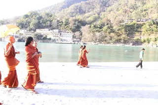 http://nithyananda.org/sites/default/files/photo-gallery/2014-01jan-22nd-nithyananda-diary_IMG_8048_haridwar-neelkant-temple-swamiji-walking-by-river-ganga.JPG