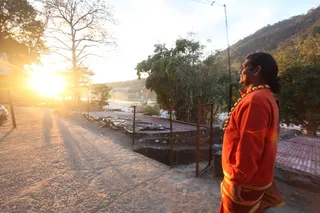 http://nithyananda.org/sites/default/files/photo-gallery/2014-01jan-22nd-nithyananda-diary_IMG_8238_haridwar-neelkant-temple-wayside-swamiji-walking.JPG