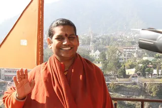 Paramahamsa Nithyananda Gracefully blessing from atop the Kailaasa Niketan Temple