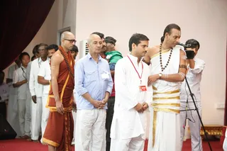 Devotees waiting for their turn to receive Kalpataru Darshan