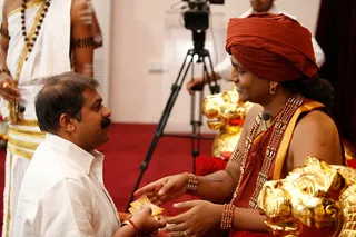 http://nithyananda.org/sites/default/files/photo-gallery/2014-02feb-13th-nithyananda-diary_IMG_9646_bidadi-swamiji-kalpataru-darshan_0.JPG