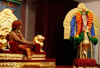 http://nithyananda.org/sites/default/files/photo-gallery/2014-02feb-14th-nithyananda-diary_IMG_9985_bidadi-swamiji-leela-alankaram_0.JPG