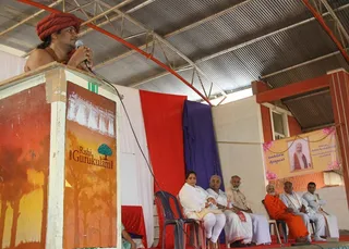 http://nithyananda.org/sites/default/files/photo-gallery/2014-02feb-18th-nithyananda-diary_IMG_9698_bidadi-rishi-prabhakar-demise-swamiji-visit_0.JPG