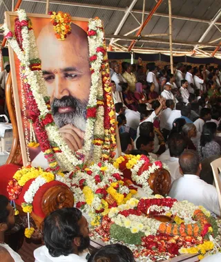 http://nithyananda.org/sites/default/files/photo-gallery/2014-02feb-18th-nithyananda-diary_IMG_9707_bidadi-rishi-prabhakar-demise-swamiji-visit_0.JPG
