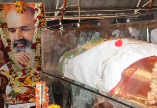 http://nithyananda.org/sites/default/files/photo-gallery/2014-02feb-18th-nithyananda-diary_IMG_9748_bidadi-rishi-prabhakar-demise-swamiji-visit.JPG