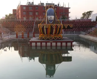 http://nithyananda.org/sites/default/files/photo-gallery/2014-02feb-27th-nithyananda-shivaratri-evening_IMG_2054_rudrabishekam.JPG
