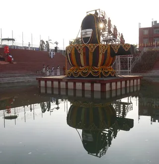 http://nithyananda.org/sites/default/files/photo-gallery/2014-02feb-27th-nithyananda-shivaratri-evening__MG_1989_rudrabishekam.JPG