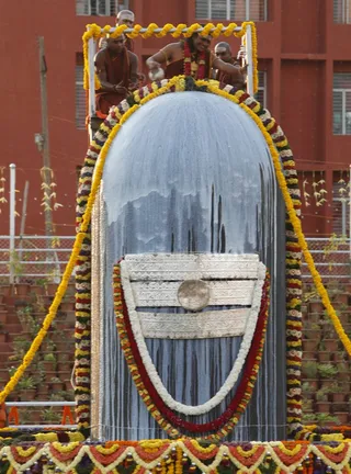 http://nithyananda.org/sites/default/files/photo-gallery/2014-02feb-27th-nithyananda-shivaratri-evening__MG_2068_rudrabishekam.JPG