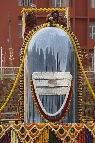 http://nithyananda.org/sites/default/files/photo-gallery/2014-02feb-27th-nithyananda-shivaratri-evening__MG_2071_rudrabishekam.JPG