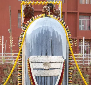 http://nithyananda.org/sites/default/files/photo-gallery/2014-02feb-27th-nithyananda-shivaratri-evening__MG_2076_rudrabishekam.JPG