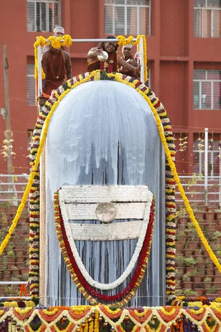 http://nithyananda.org/sites/default/files/photo-gallery/2014-02feb-27th-nithyananda-shivaratri-evening__MG_2082_rudrabishekam.JPG