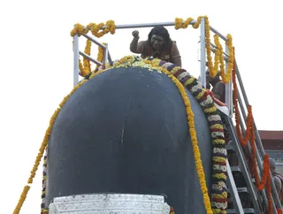 http://nithyananda.org/sites/default/files/photo-gallery/2014-02feb-27th-nithyananda-shivaratri-evening__MG_2217_rudrabishekam.JPG
