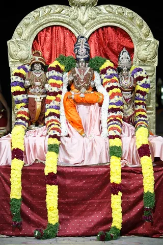 http://nithyananda.org/sites/default/files/photo-gallery/2014-02feb-27th-nithyananda-shivaratri-morning_IMG_1306_dwajarohanam-festival-flag-hoisting.JPG