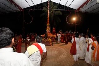 http://nithyananda.org/sites/default/files/photo-gallery/2014-02feb-27th-nithyananda-shivaratri-morning_IMG_1433_dwajarohanam-festival-flag-hoisting.JPG