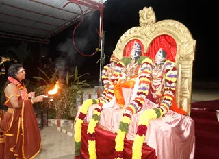 http://nithyananda.org/sites/default/files/photo-gallery/2014-02feb-27th-nithyananda-shivaratri-morning_IMG_1486_dwajarohanam-festival-flag-hoisting.JPG