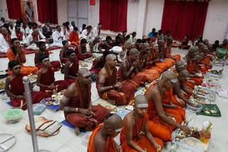 http://nithyananda.org/sites/default/files/photo-gallery/2014-02feb-27th-nithyananda-shivaratri-morning_IMG_1551_dwajarohanam-festival-flag-hoisting.JPG