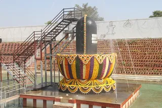 http://nithyananda.org/sites/default/files/photo-gallery/2014-02feb-27th-nithyananda-shivaratri-morning_IMG_1554_kashaya_deeksha.JPG