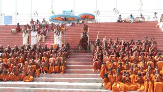 http://nithyananda.org/sites/default/files/photo-gallery/2014-02feb-27th-nithyananda-shivaratri-morning_IMG_1713_kashaya_deeksha_0.JPG