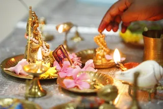 http://nithyananda.org/sites/default/files/photo-gallery/2014-03mar-1st-nithyananda-diary_MG_3135_padukapuja.JPG