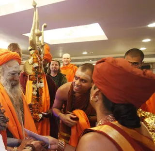 http://nithyananda.org/sites/default/files/photo-gallery/2014-03mar-20th-nithyananda-diary-haridwar_MG_8298_sadhus-kalpataru-darshan-swamiji.JPG