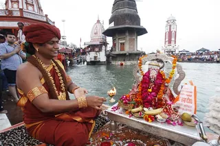 http://nithyananda.org/sites/default/files/photo-gallery/2014-03mar-20th-nithyananda-diary-haridwar__MG_8577_ganga-arathi-paramahamsa-nithyananda.JPG
