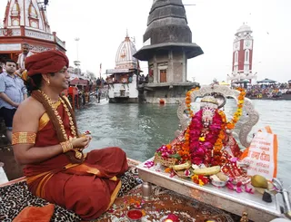 http://nithyananda.org/sites/default/files/photo-gallery/2014-03mar-20th-nithyananda-diary-haridwar__MG_8583%20-%20Copy_ganga-arathi-paramahamsa-nithyananda.JPG