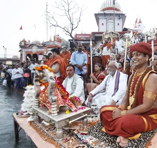 http://nithyananda.org/sites/default/files/photo-gallery/2014-03mar-20th-nithyananda-diary-haridwar__MG_8595_ganga-arathi-paramahamsa-nithyananda.JPG