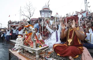 http://nithyananda.org/sites/default/files/photo-gallery/2014-03mar-20th-nithyananda-diary-haridwar__MG_8603_ganga-arathi-swamiji.JPG