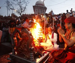http://nithyananda.org/sites/default/files/photo-gallery/2014-03mar-20th-nithyananda-diary-haridwar__MG_8657_ganga-arathi-paramahamsa-nithyananda.JPG